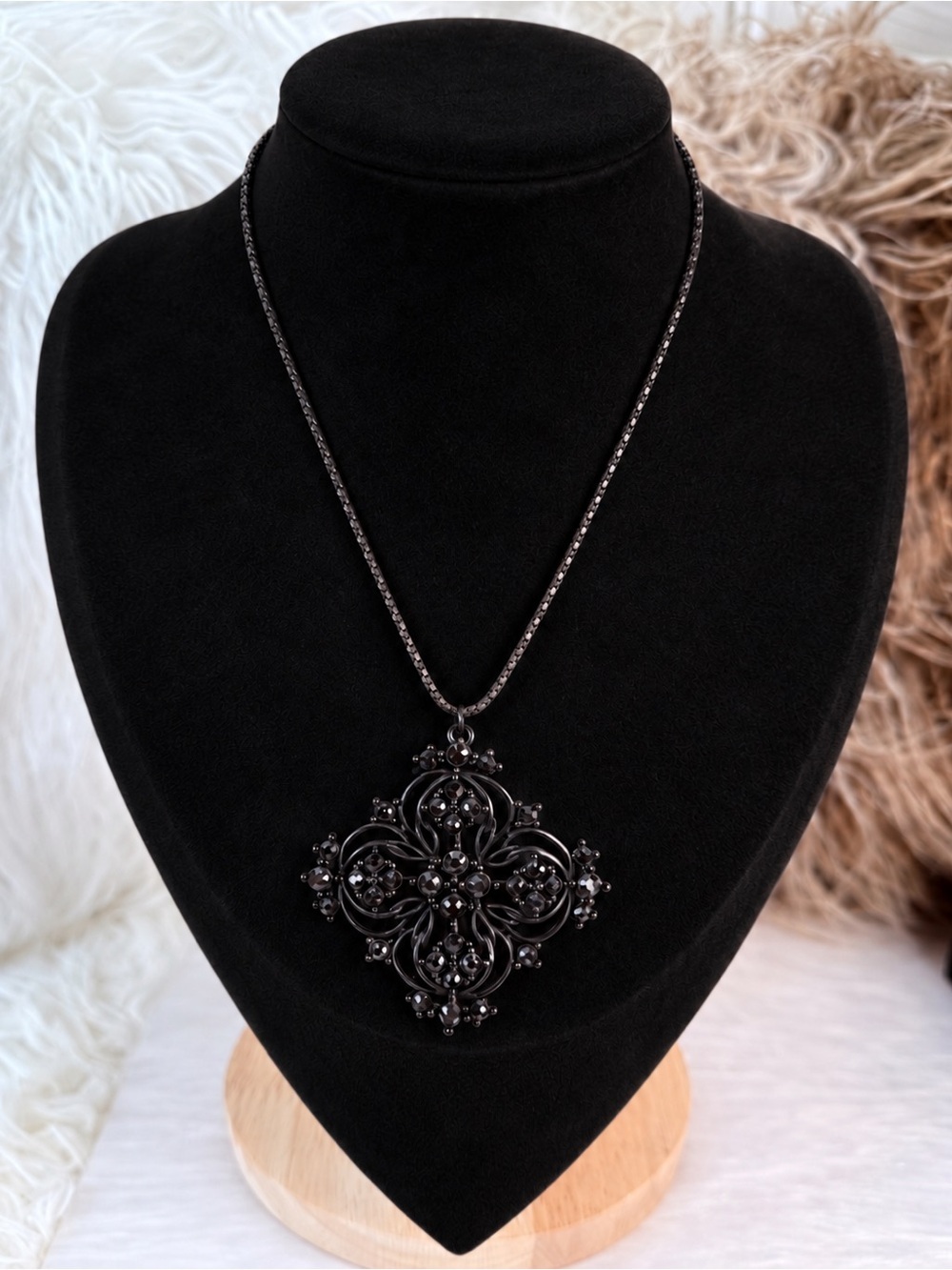 Pretty lightweight black Goth Gothic costume pendant necklace